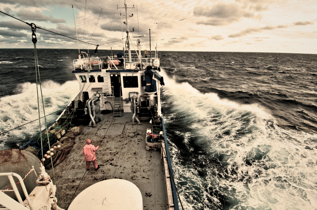 Hochseekutter "Marianne" pflügt durch die Wellen der Nordsee.