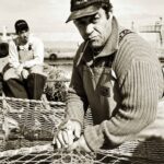 Auch der Steuermann muss im Hafen mit anpacken: Die Netze werden vor der Fangfahrt fit gemacht.