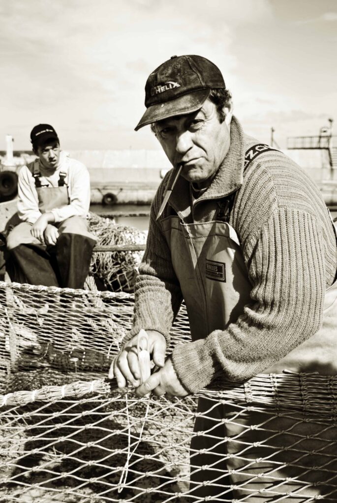 Auch der Steuermann muss im Hafen mit anpacken: Die Netze werden vor der Fangfahrt fit gemacht.